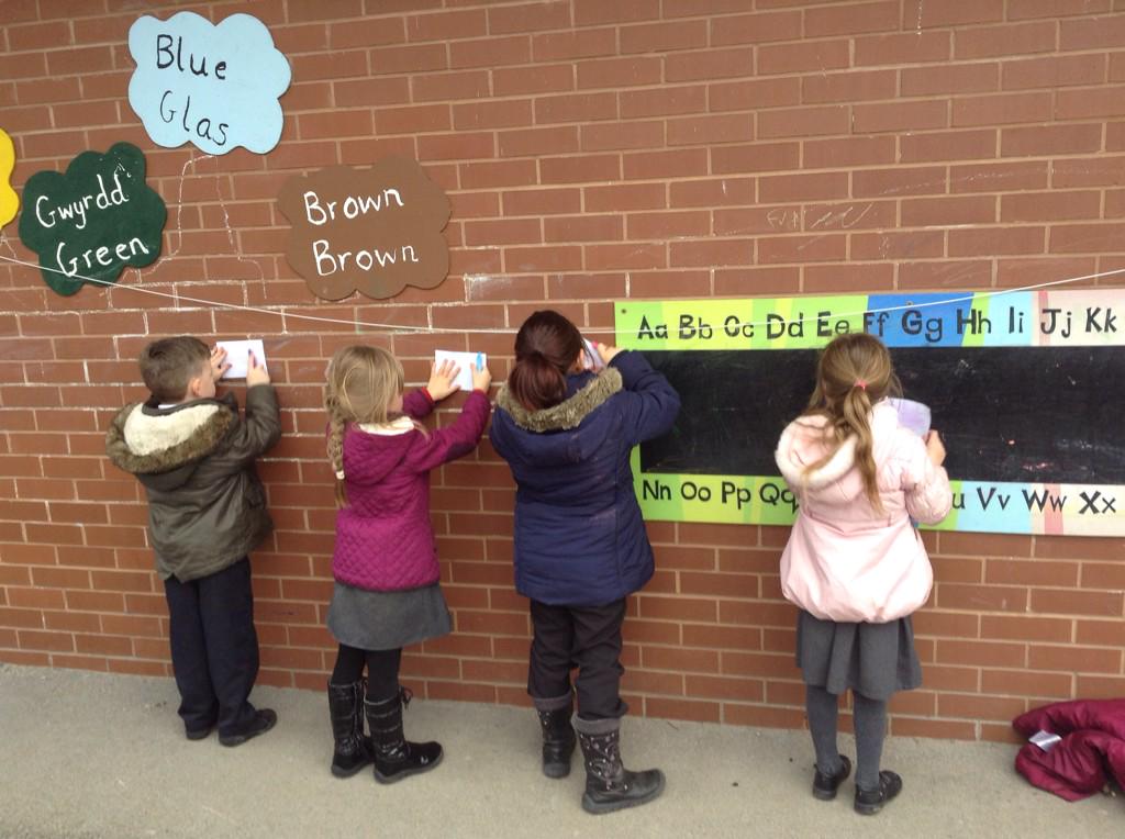 _Class_1G's tweet photo. We enjoyed making some textured rubbings today during art, the wall was hard and bumpy in places @YsgolEmmanuel http://t.co/ayIot9mLHd