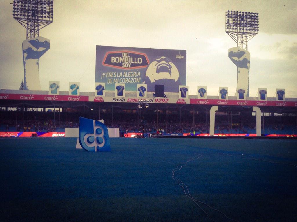 BancoPacificoEC's tweet photo. #ExplosionAzulGigante en el #EstadioBancoDelPacifico http://t.co/bkaBncB7Be