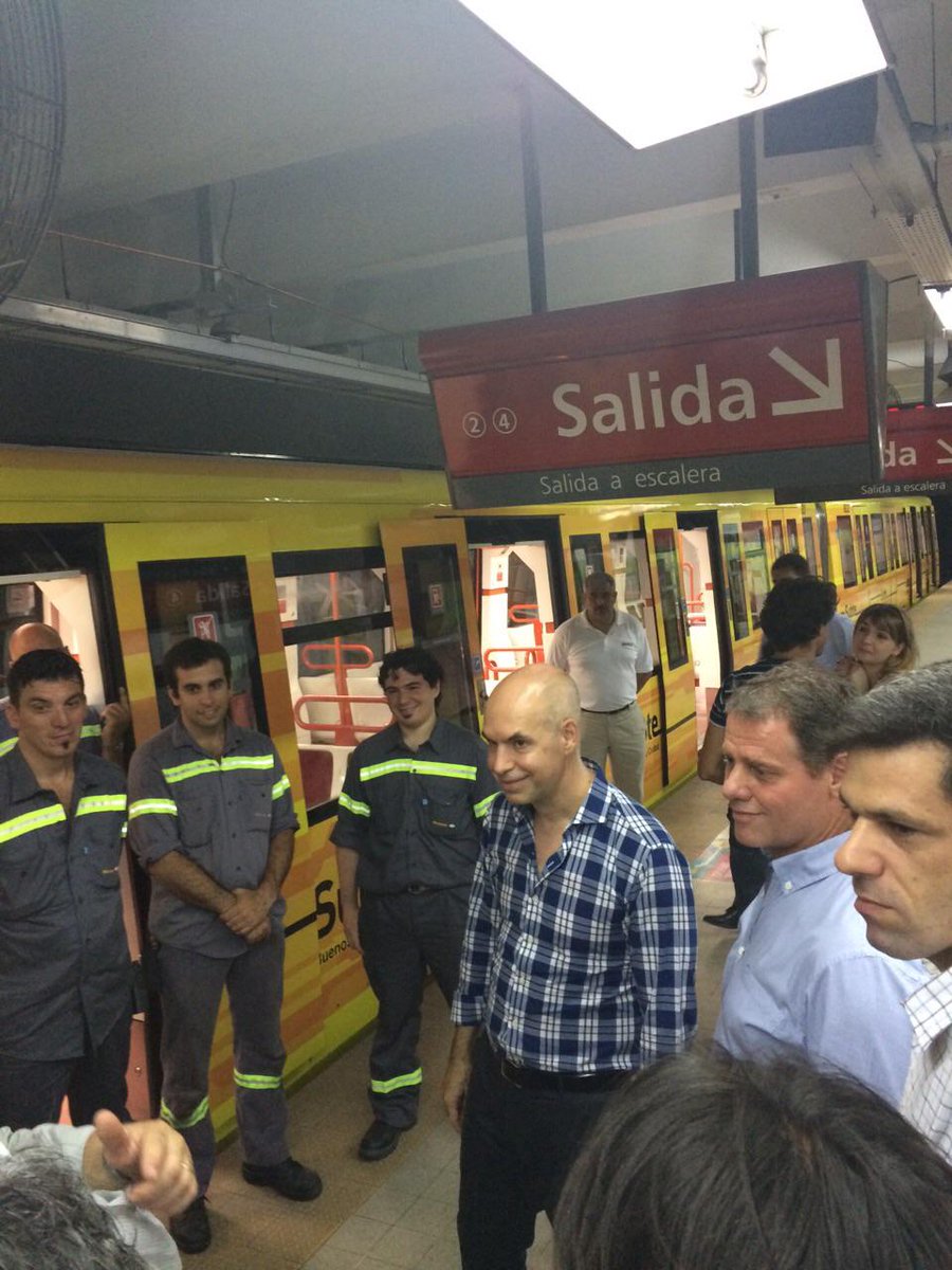 horaciorlarreta's tweet photo. Estamos probando los nuevos trenes con aire acondicionado de la Línea B. Dentro de poco, empiezan a circular. http://t.co/qW7dMRnnMV