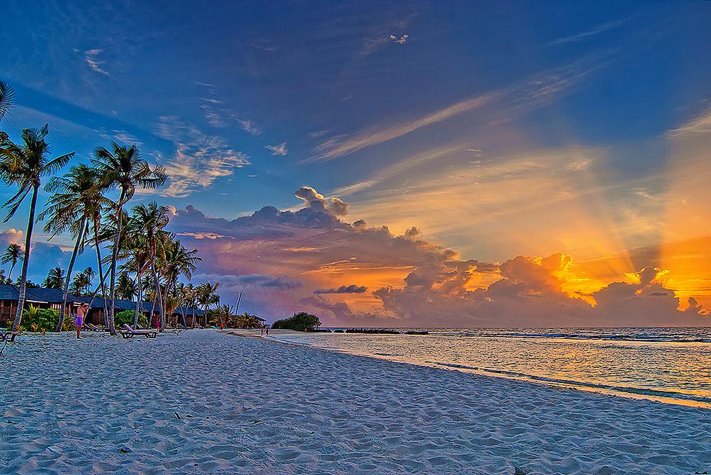 OurWorldPhotos's tweet photo. Sunset in the #Maldives. Photo by Edgar Barany C. http://t.co/ml3pFhRzMz