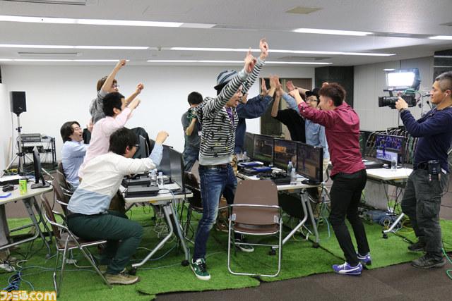 famitsu's tweet photo. 『FIFA 15』の22人対戦が楽しめる！　“【闘会議特番】リアルゲームエリアを再現～FIFA 15&amp;Audio Pad徹底攻略SP～”リポート http://t.co/WmEpKu1Vsk http://t.co/l8QohITvro