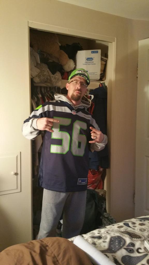 ElmoreSimon's tweet photo. @cliffavril almost got SB MVP being Peyton Manning's backpack. This year he's Brady's. #GoodLuckCliff http://t.co/FrdEcjZ50m