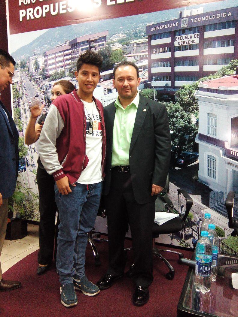 xianxMiranda's tweet photo. Tarde de debate con nuestros futuros diputados bueno comentar de las necesidades del pais adelante!! #SoyUtec http://t.co/cr8LK7gII9