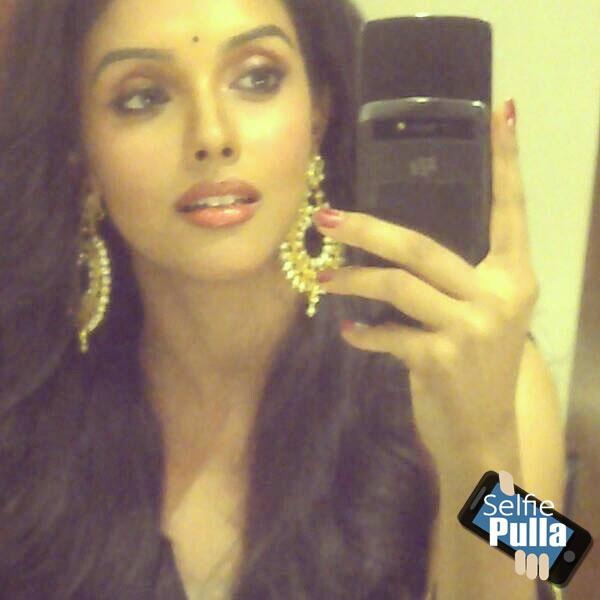 selfiepulla_web's tweet image. Selfies des acteurs bollywood et kollywood sur selfie-pulla.com #selfiepulla !