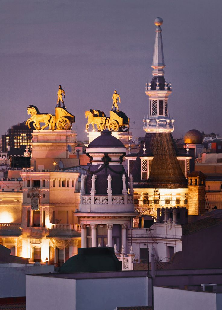 SecretosdeMadri's tweet photo. En las alturas de #Madrid se vive y palpa otra ciudad totalmente distinta... ¡Buenas noches! (Foto de traveler) http://t.co/gxT9ftoBZa