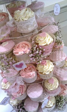 RingPlanner's tweet image. Endulza tu boda cn Torre d cupcakes! Utiliza betún en tonos pastel, decora cn encaje liston y perlitas #MartesDeBodas
