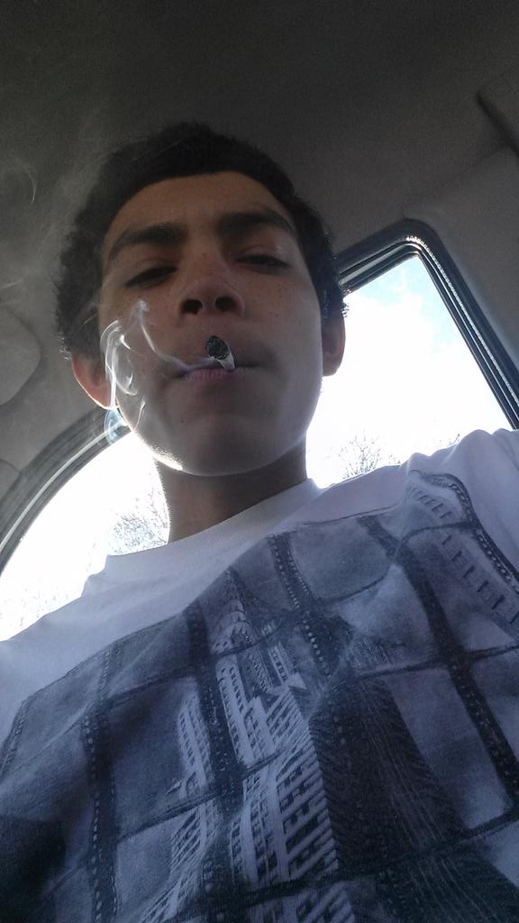 tht_nigga_blown's tweet image. One blunt   &amp;gt; second blunt &amp;gt;third blunt&amp;gt;first joint #bigsesh