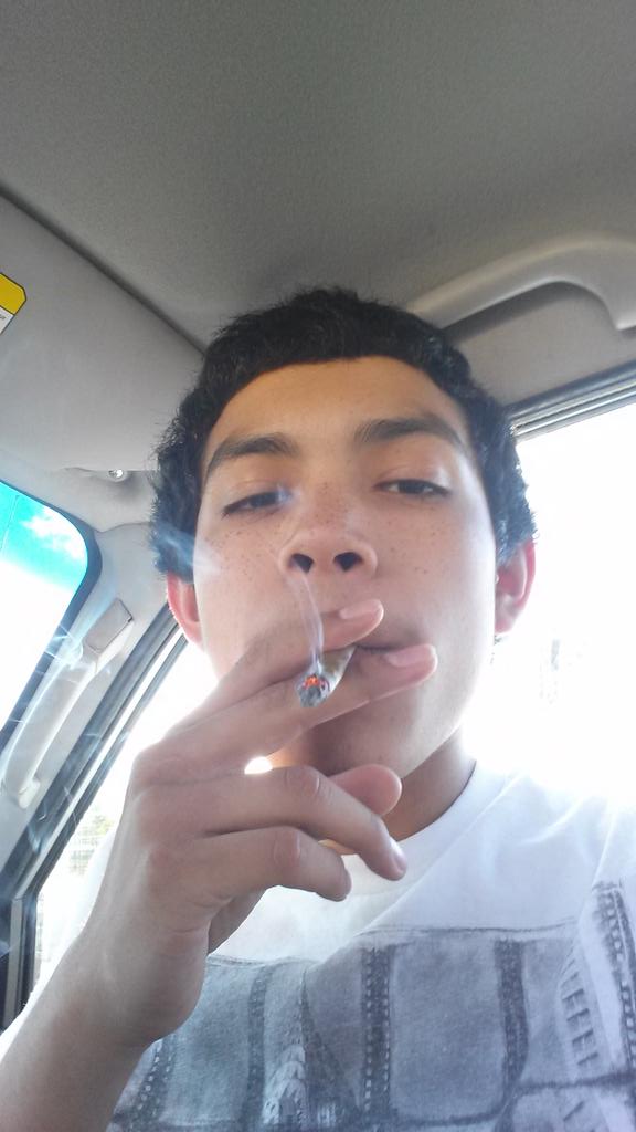 tht_nigga_blown's tweet image. One blunt   &amp;gt; second blunt &amp;gt;third blunt&amp;gt;first joint #bigsesh