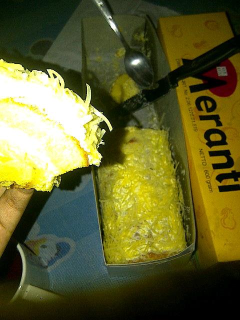 angelanonimaria's tweet photo. Dpt kiriman paket @Bolu_Meranti dr bapak tersayang. Br nyampe plg, yg diinget lgsg ngirim bolu k anaknya. :') http://t.co/lfgnTp8yOi