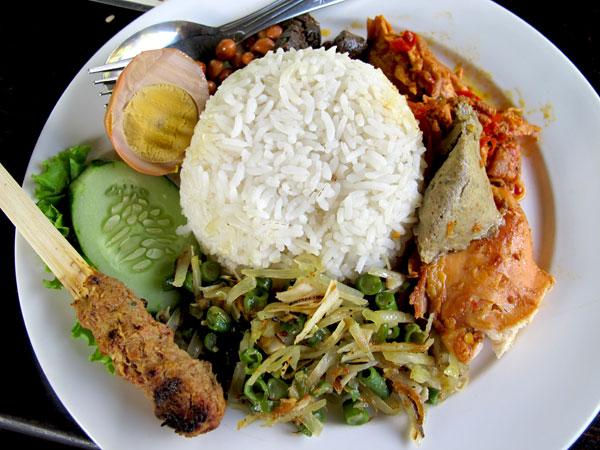Yang ingin merasakan nasi campur khas #Bali yuk coba 'Nasi Ayam Kedewatan Ibu Mangku'