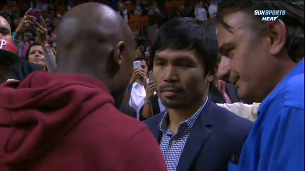 IvAnJoRdAn1980's tweet photo. Imagen para incrédulos. Pacquiao y Mayweather hablando en medio de la pista en descanso Bucks vs Heat.  #NBABoxingDay http://t.co/doWyWv8rOc