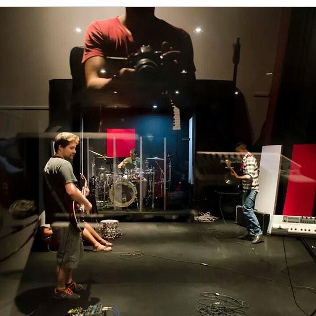 RocktopiaFans's tweet photo. @RocktopiaMB  ensayando 🎸🎤🎷 http://t.co/CK0Tbb18tA