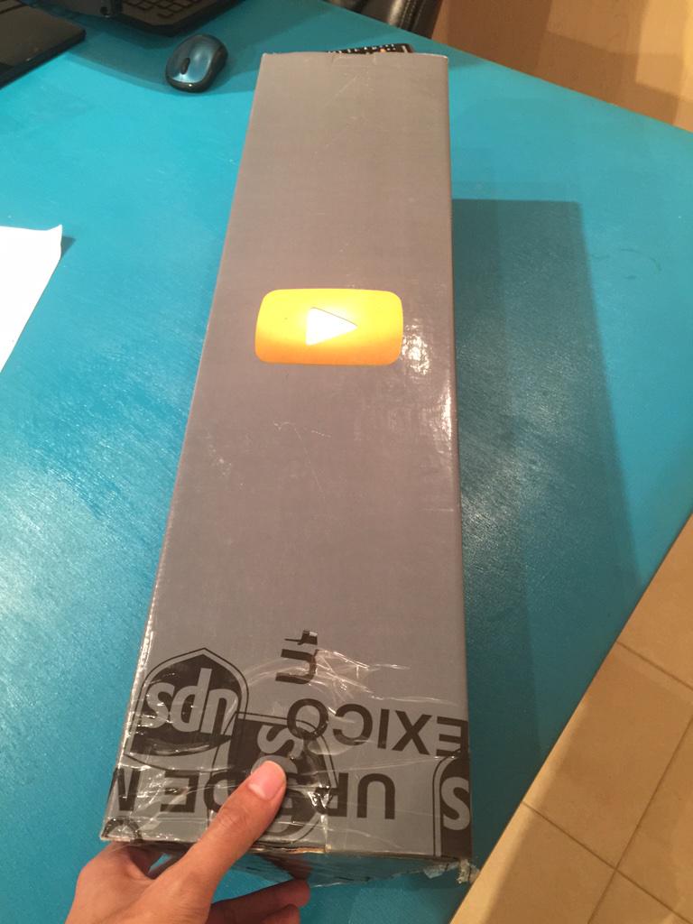 PlaticaPolinesi's tweet image. En el vlog de hoy mostraremos lo que nos mando YouTube en esta caja 😱