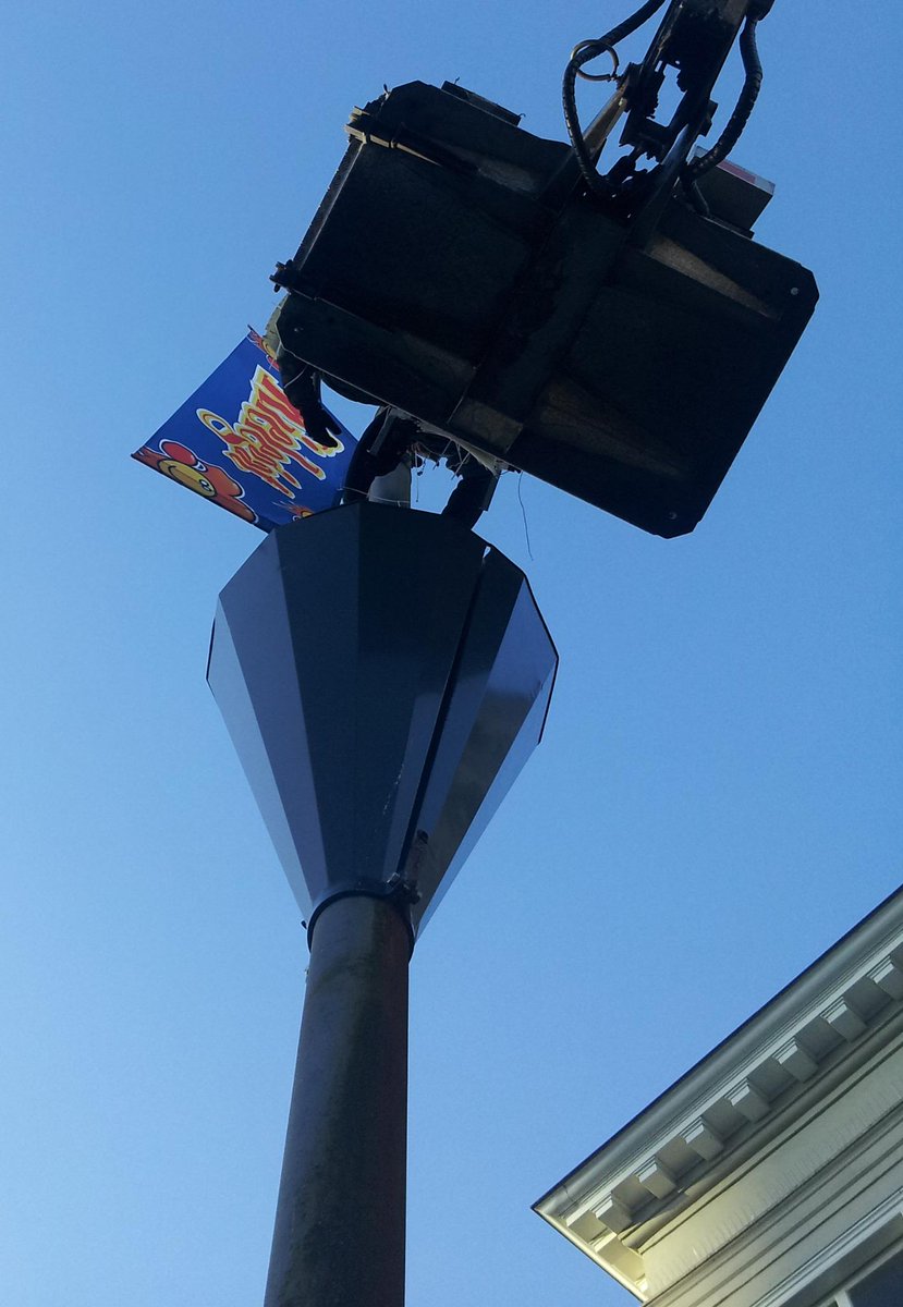 EuroPromoTextie's tweet photo. HET FEEST IS BEGONNEN!
We zijn begonnen met het aankleden van het grootste evenement van Breda namelijk Carnaval! http://t.co/sINAhsGSw5