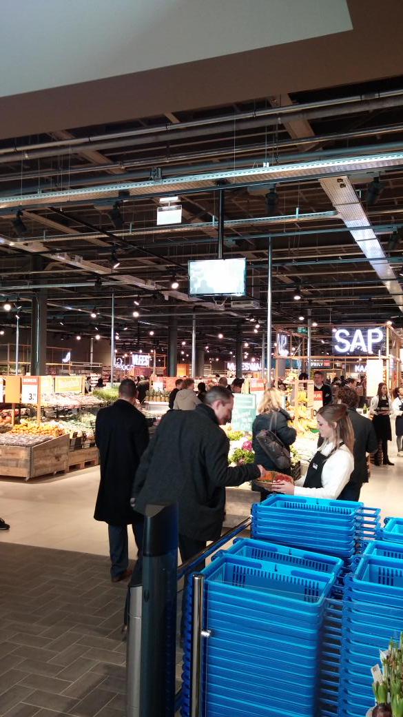 everspartners's tweet photo. Om 2 uur opent @albertheijn XL Eindhoven Limburglaan haar deuren. Nieuwe formule, nieuwe uitstraling. #Heerlijkwelkom http://t.co/1cQygA8kcq
