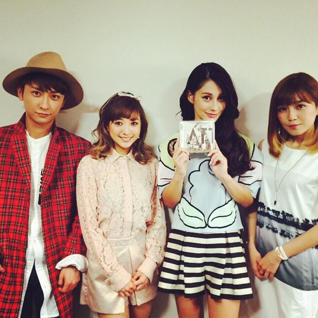The_Darenogare's tweet photo. 大好きなAAAさんと(^o^)
NEWシングルのI'II be thereのCDもらいました^ ^嬉しい⭐️ありがとうございます（ ;  ; ） http://t.co/a5Bb1b6hv9