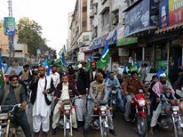 JIPakOfficial's tweet photo. جماعت اسلامی سکھر کے تحت گھنٹہ گھر چوک سے پریس کلب تک "یکجہتی کشمیر"ریلی نکالی گئی
#KashmirPakistanKa http://t.co/YU9rTpjk2Q