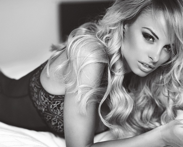 RedHotCalendars's tweet photo. Stunning @Rhianmarie http://t.co/j7Z65CYBTt