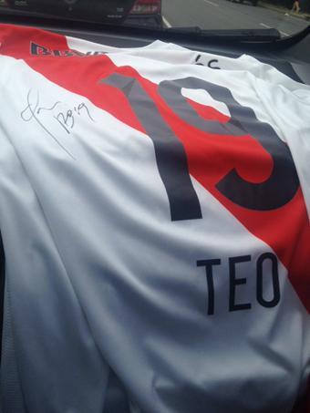 ElMasGrannde's tweet photo. GANATE LA CAMISETA DE TEO FIRMADA.  Para ganartela sólo tenes que seguir a @CARiverPlate y ya participas  http://t.co/q069wLSwQa