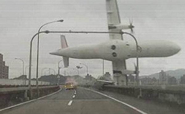 elperiodico's tweet photo. VÍDEO l Al menos 12 muertos al estrellarse un avión en Taipei http://t.co/w1pAD1eMnZ #Taiwan #TransAsia http://t.co/rmIkTjYKcX