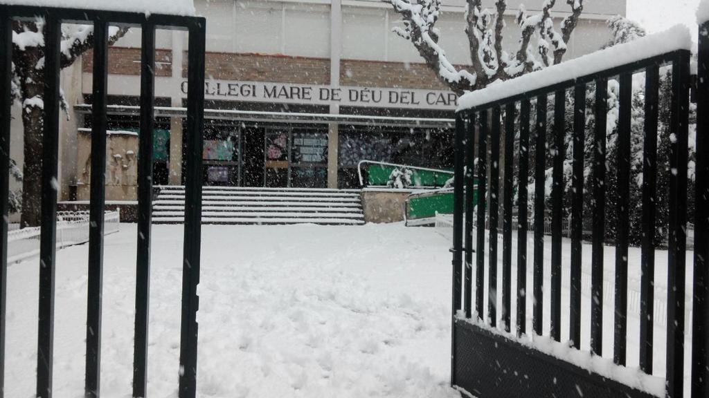#bondianevat. Degut a la neu es suspenen les classes però hi haurà serveis mínims