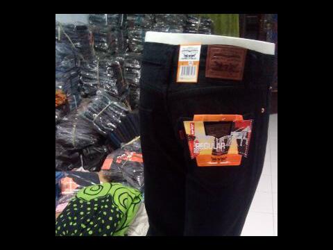 cow_smg's tweet photo. Levis black basic 150rb size 28-38..minat add 74a728f2 sms 085640022791... http://t.co/hYTb7dexC0