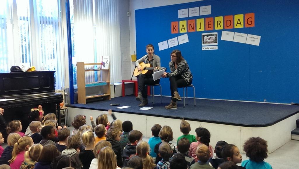 PBTilburg's tweet photo. Kanjerdag - We zingen ons kanjerlied met z'n allen in de aula! http://t.co/D56HwxCqKN