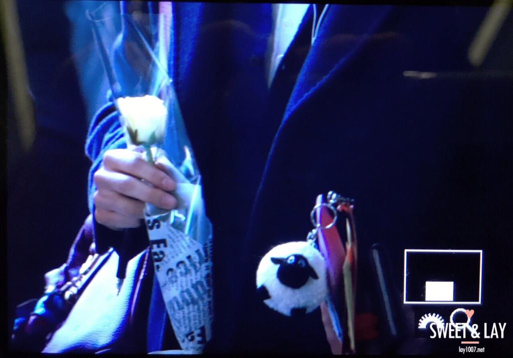 lay1007_net's tweet photo. 150204 인천공항 입국 #레이 #LAY 3 / 존잘보쓰 꽃이랑 양도 받음😆💕 http://t.co/4knH0Cjtjt