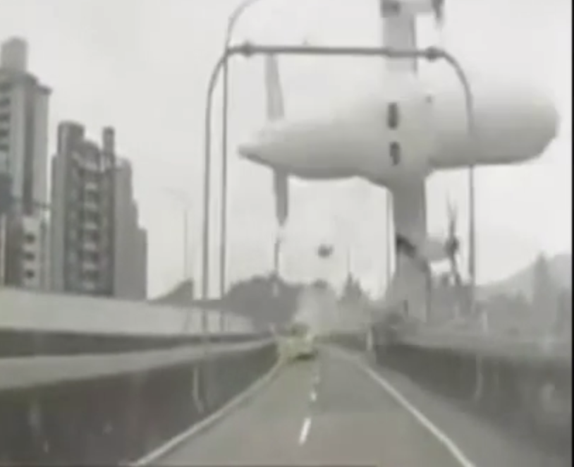 thejournal_ie's tweet photo. At least 11 people are dead and around 30 more are trapped in a plane which crashed in Taiwan http://t.co/jaeaOregHi http://t.co/vCRp5E1RZv