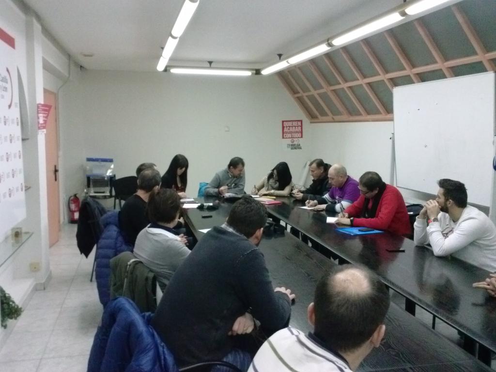 salvemoseverest's tweet photo. Después de ayer, la lucha continúa necesitamos cobrar nuestros salarios. Debatiendo acciones #SalvemosEverest http://t.co/Y7hgOZikOu