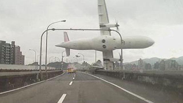 Plane with 53 passengers aboard crashes into river chinadaily.com.cn/china/2015-02/… @中国日报双语新闻