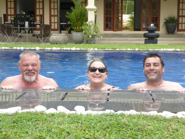 Ed53Day's tweet image. Relaxing in the pool with John and Lisa