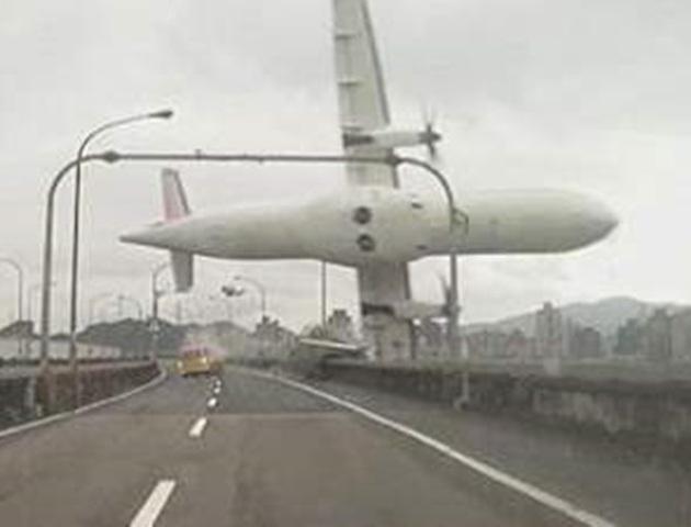 spin1038's tweet photo. Dramatic footage shows Taiwan plane crash. 12 people have been killed, 30 are missing - http://t.co/bB4RuSPdam http://t.co/FA2XSTh5RU