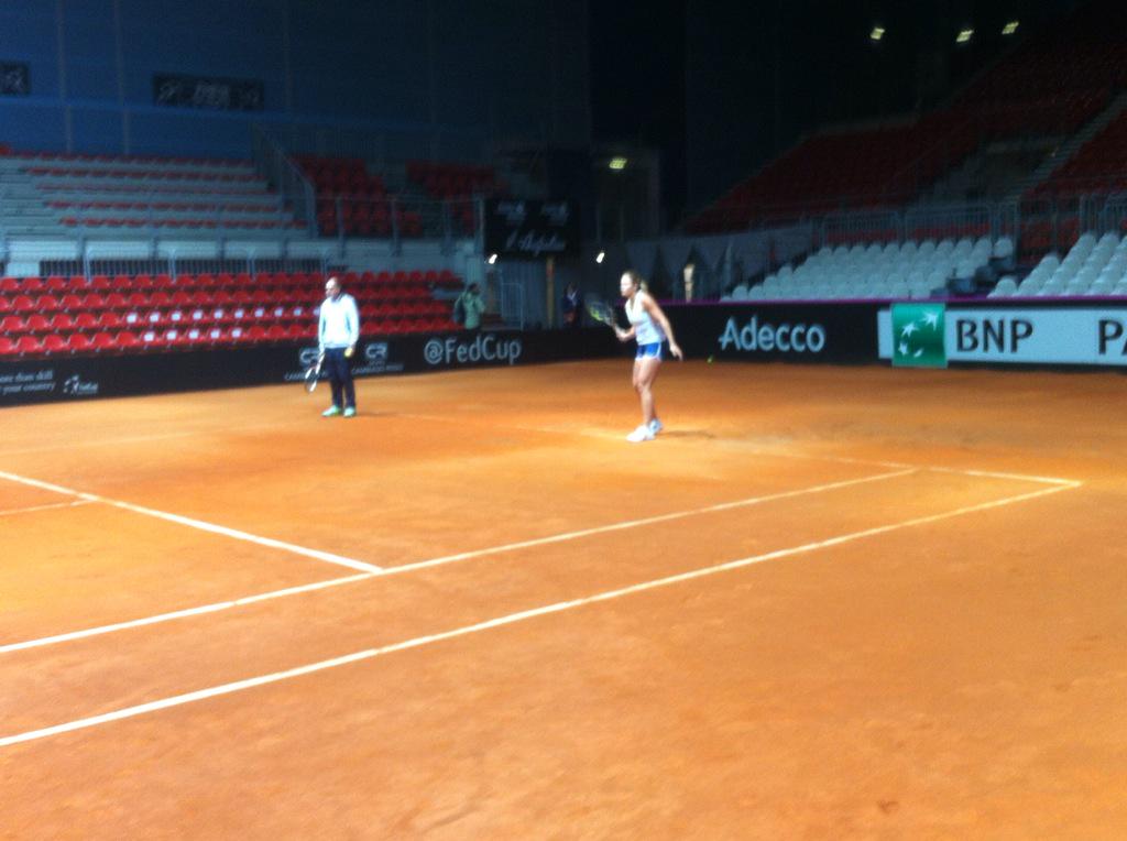 Aleroka1's tweet photo. Proseguono gli allenamenti a Genova, #Knapp e #Giorgi nella prima sessione #FedCup http://t.co/dzuaNsUpjA