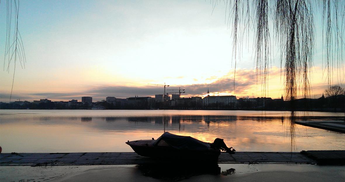 DelphiComHH's tweet photo. Winterliche Grüße von der Alster #alster #winter #Hamburg 
http://t.co/Q010TiQ7qI http://t.co/nsd7x53rSi