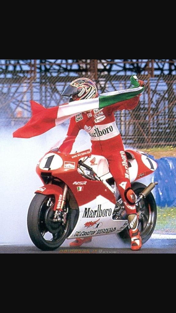 MotoGP, Honda regala la NSR 250 a Biaggi