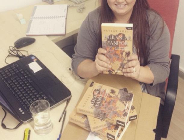 Seyda_GungoR's tweet photo. #hediyelik #kitaplarım geldi :)
#indefix #balkanlaryanıyor #roman #kitap #mehmetcikvakfı na tüm gelir! http://t.co/InTWrBJM40