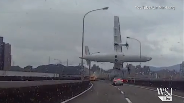 New footage from the TransAsia crash. <a href="/WSJ/">The Wall Street Journal</a>'s package with the latest: on.wsj.com/1DwW23F video: Lin Min-hung