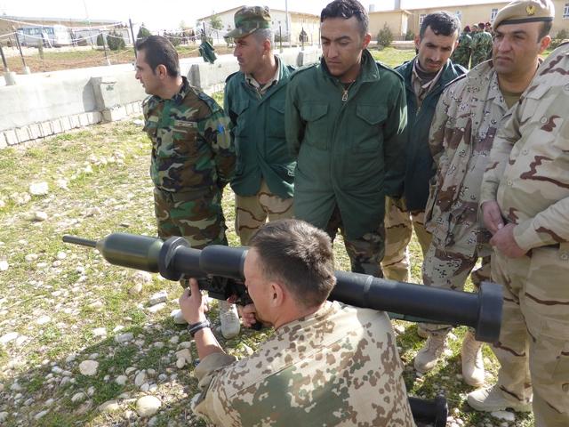 البيشمركه الكرديه تستعمل صواريخ Panzerfaust 3 الالمانيه المضاده للدروع  B8_nGi8IUAAmImJ