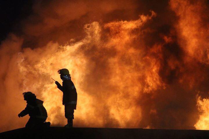 Хаан гэрийн галын үеэр #гэнээ бүх юм #шуурхай болжээ хэдэн гал сөнөөгчид нь хэцүүдэж байгаан бнда #Амь өрссөн тулаан