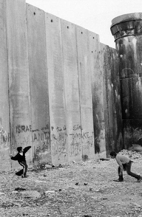 Filistin haykırıyor "Direniş!" diye özgürlük fırtınasını büyüterek. | Aida Mülteci Kampı, Beytüllahim 2006