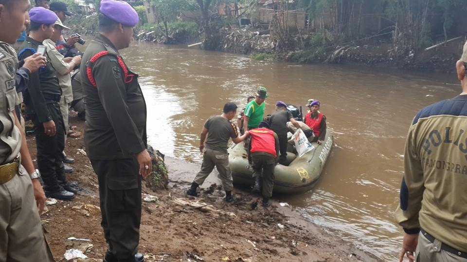 MenwaUid's tweet photo. Personil Menwa UID ikut serta Aksi bersih cliwung untuk mengurangi potensi banjir DKI http://t.co/2qc1ZxwuhY