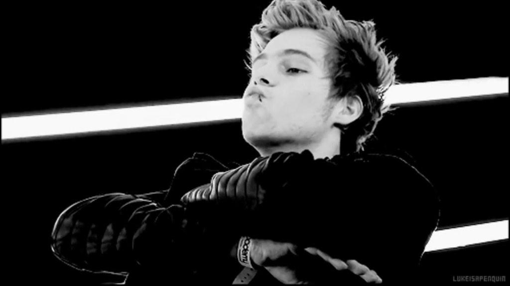 Marsillaki2023's tweet image. Haha- luke i love you #LoopOff5SOS