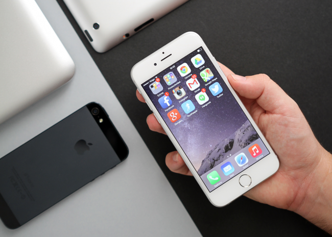 xataka's tweet photo. I-M-P-R-E-S-I-O-N-A-N-T-E-S números de Apple y iPhone http://t.co/e2KKD5ZdHo absluto. La otra cara:vende menos iPads http://t.co/8ArKyx1IjL