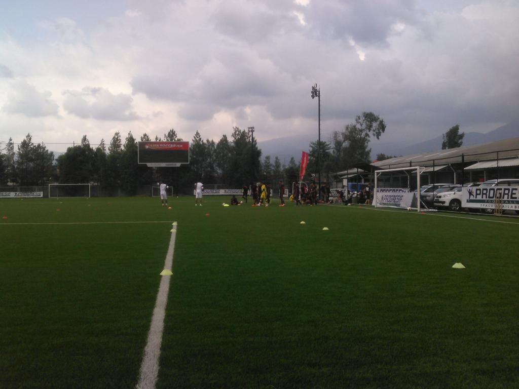 Tim pelita Bandung raya mulai berlatih di Progresif Football Field untuk persiapan ISL 2015