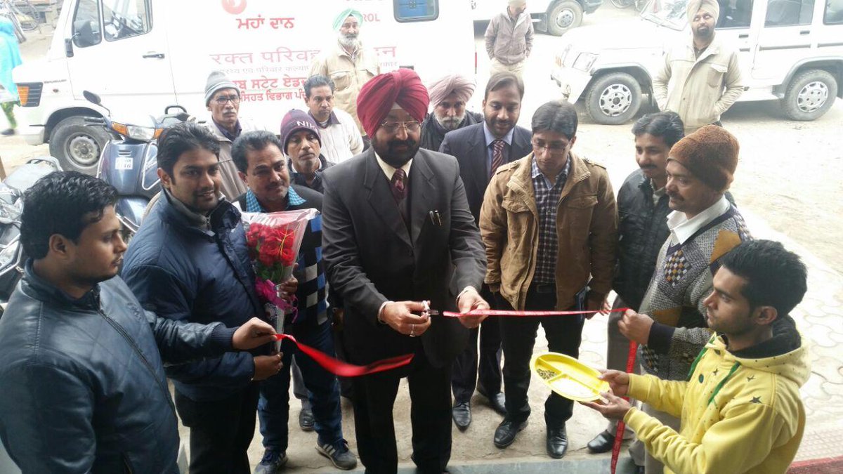 adarsh_credit's tweet photo. BLOOD GROUPING AND BLOOD DONATION CAMP @ GURDASPUR, PUNJAB http://t.co/hkAIQ8ILDh