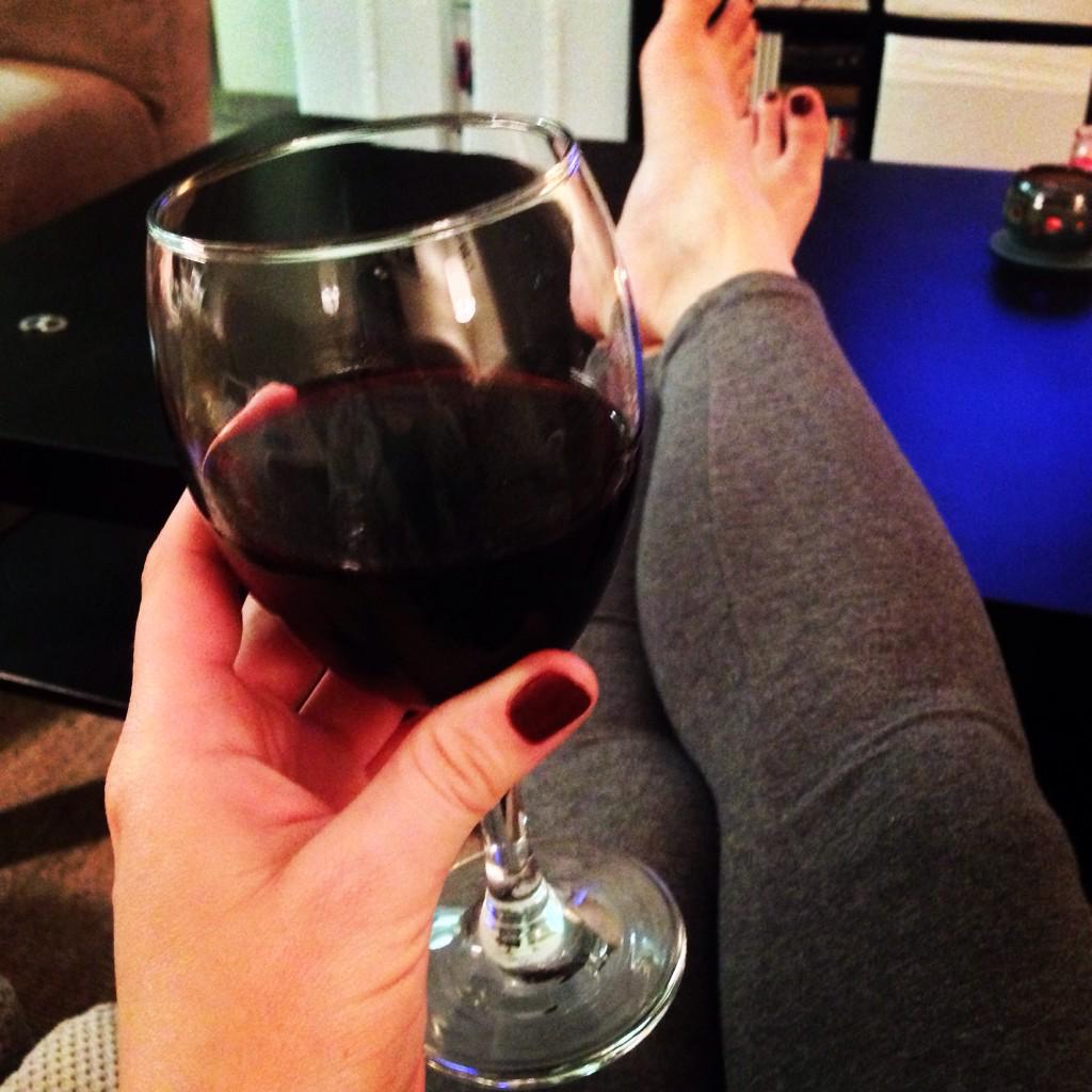 DaninoJe's tweet photo. #winnipegproblems says don't drink the water. I say no problem! #boilwateradvisory #wineoclock http://t.co/s1w3taOHm4