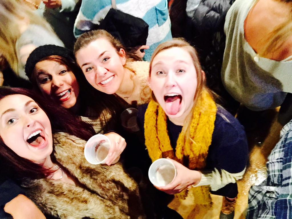 beita_aj's tweet photo. We took on #SnowsItFlows @TedsBar with a selfie stick! ✔️👌🎉🍻 http://t.co/9FN4A3HIjr