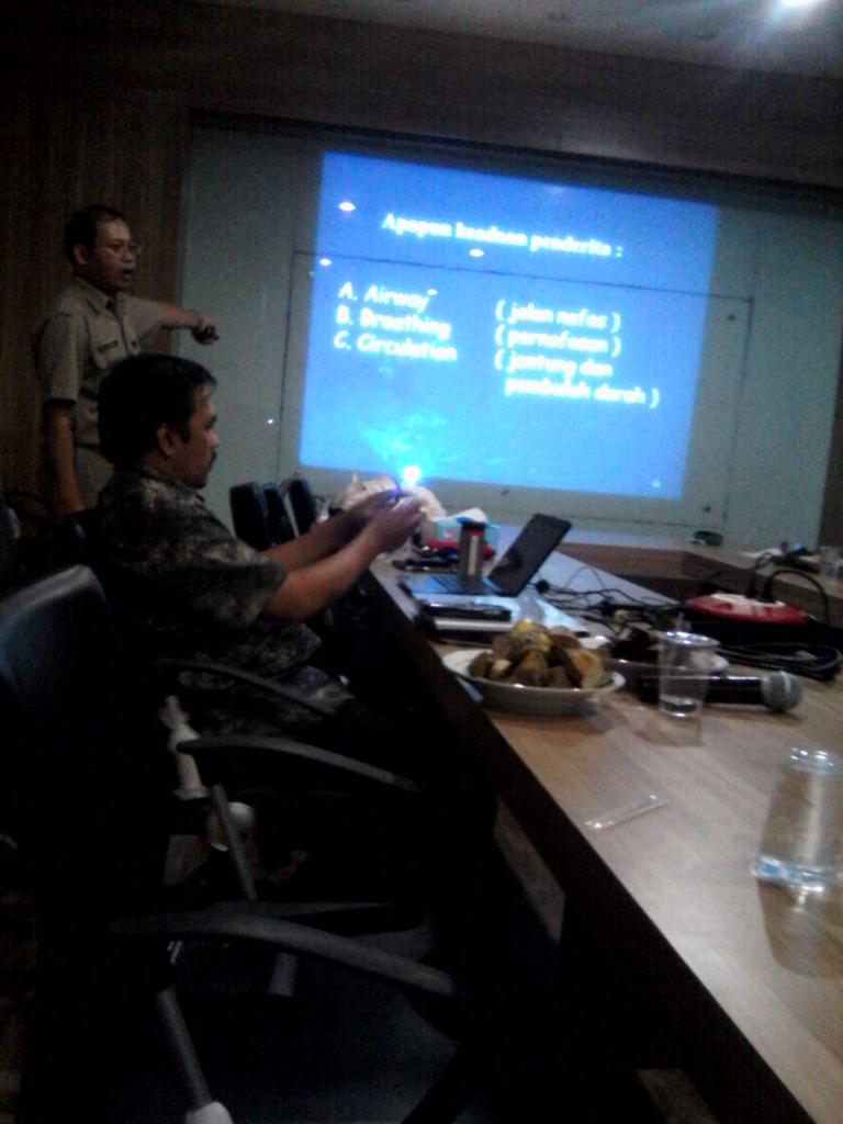 BPBDJakarta's tweet photo. Pelatihan dasar penangan korban bagi Tim Pusdalops #AdiSP @basukiDKI @ForkomTangguh @GustonDKI http://t.co/gi0AzwoPBc