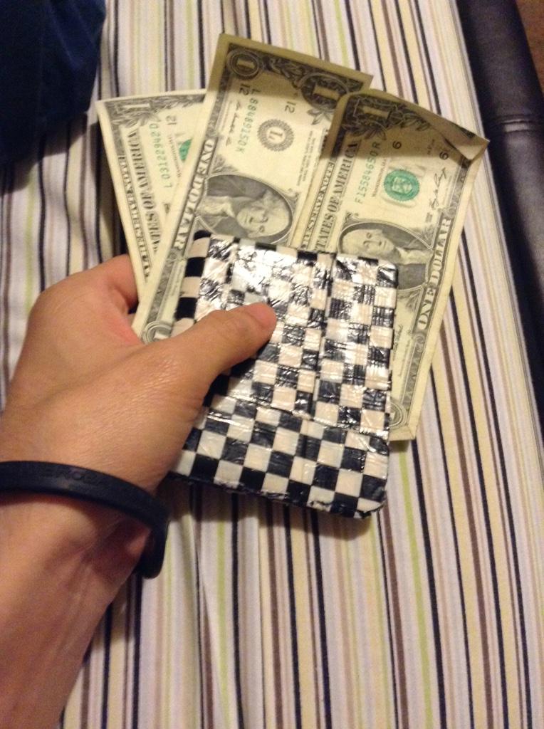 r_mz11's tweet image. Thanks mom 😘 for $3 bucks 😒